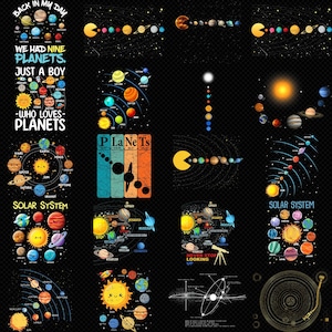 Puede incluir: Una colección de diseños gráficos con planetas, sistemas solares y elementos temáticos espaciales. Los diseños incluyen texto como "We Had Nine Planets" y "Solar System". La paleta de colores incluye azules, naranjas, amarillos y verdes sobre un fondo negro.