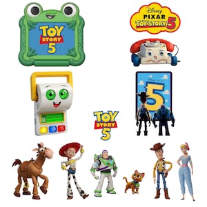 Pu&ograve; includere: Una collezione di articoli Toy Story 5 che include un tablet verde a forma di rana, un telefono Chatter, un giocattolo Smarty Pants, un poster e le figure di Bullseye, Jessie, Buzz Lightyear, un gatto, Woody e Bo Peep con loghi.