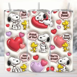 Puede incluir: Un vaso blanco con personajes de Snoopy y Woodstock, corazones y frases como "Hot Stuff!" y "Well Done!". El diseño incluye corazones rojos, rosas y morados, y bocadillos. El vaso tiene una tapa plateada y una pajita.