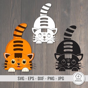 Puede incluir: Tres archivos de corte digital de un gato con la cola enroscada. El gato es naranja y negro con rayas blancas. El gato está mirando al espectador con ojos grandes. Los archivos están en formatos SVG, EPS, DXF, PNG y JPG.