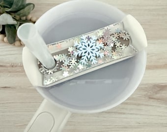 Plato para vaso con copos de nieve // Copo de nieve iridiscente // Adorno navideño Stanley de invierno // Etiqueta para tapa con nombre de 20 oz, 30 oz, 40 oz // Accesorio para vaso