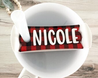 Placa de identificación para vaso personalizada // Cuadros a cuadros rojos y negros // Adorno navideño Stanley // Etiqueta con nombre para tapa de 20 oz, 30 oz y 40 oz // Accesorio para vaso