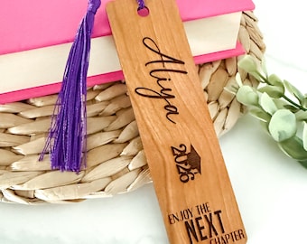 Marcador de libros personalizado de graduación 2026 // Madera de cerezo // Regalo de graduación // Disfruta del siguiente capítulo // Nombre grabado // Escuela secundaria // Universidad