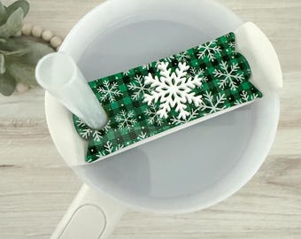 Plato de vaso con copos de nieve // Verde, negro y blanco // Cuadros a cuadros estilo búfalo // Adorno navideño Stanley de invierno // Etiqueta para tapa con nombre 20 oz, 30 oz, 40 oz