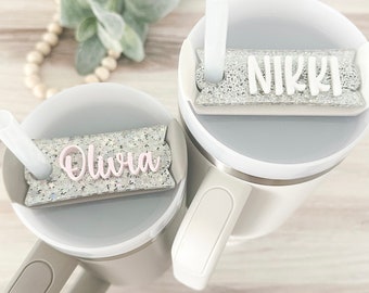 Placa de identificación personalizada para vaso // Acrílico plateado brillante iridiscente // Adorno Stanley // Etiqueta de identificación para tapa (20, 30 y 40 oz) // Accesorio para vaso personalizado