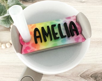 Placa de nombre personalizada para vaso // Acrílico con estampado de leopardo arcoíris // Adorno Stanley // Etiqueta para tapa de 20 oz, 30 oz y 40 oz // Accesorio para vaso personalizado