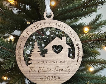 Adorno "Nuestra primera Navidad en nuestro nuevo hogar" // Regalo de boda // 2026 // Regalo para recién casados // Madera de nogal y acrílico transparente