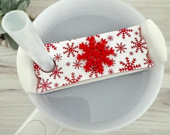 Plato para vaso con copos de nieve // Rojo y blanco // Adorno navideño Stanley de invierno // Etiqueta para tapa con nombre de 20 oz, 30 oz y 40 oz // Accesorio para vaso