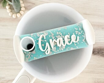 Placa de nombre para vaso personalizada // Acrílico con copos de purpurina // Adorno Stanley // Etiqueta de nombre para tapa de 20, 30 y 40 oz // Accesorio para vaso personalizado