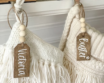 Etiquetas personalizadas para calcetines navideños // Estilo campestre // Etiqueta de regalo rústica // Cuentas de madera // Madera teñida de nogal // Etiquetas para calcetines navideños