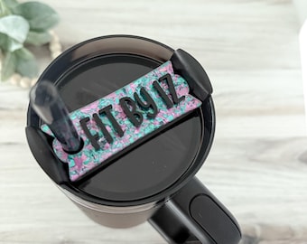 Placa de nombre personalizada para vaso // Acrílico Mermaid Flakes // Adorno Stanley // Etiqueta de nombre para tapa de 20 oz, 30 oz y 40 oz // Adorno personalizado