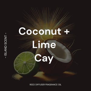 Op de afbeelding: Een close-up van een kokosnoot en een limoen met de tekst "Coconut + Lime Cay" en "Reed Diffuser Fragrance Oil" op een zwarte achtergrond. De afbeelding heeft een zonnestralen-effect achter de kokosnoot en de limoen.