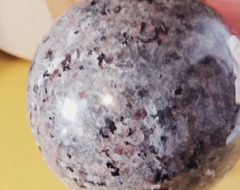 Esfera de Yooperlita, herramienta de altar wicca reactiva a los rayos UV, equilibrio, calma, protección, decoración.