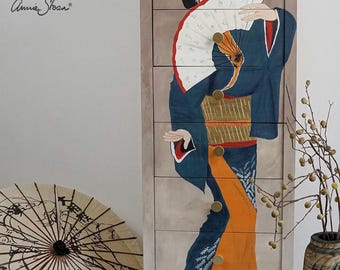 Ręcznie malowana wysoka komoda typu Tallboy – meble w stylu Geisha Dancer | Eklektyczna komoda inspirowana Japonią | Przedmiot kolekcjonerski