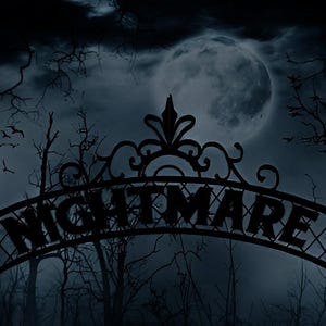 Puede incluir: Una puerta de hierro forjado con la palabra "NIGHTMARE" arqueada en la parte superior. La puerta se recorta contra un cielo oscuro y nublado con una luna llena. Árboles desnudos y pájaros volando se suman a la escena espeluznante.