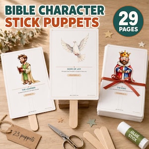 Könnte beinhalten: Ein Set mit 29 Seiten Bibel-Charakter-Stabpuppen, darunter ein Lernender, eine Taube der Freude und ein König. Das Set enthält Holzstäbchen, einen Klebestift und eine Schere. Jede Karte zeigt eine Figur, einen Titel und einen Vers.