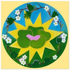 Peut inclure: Une peinture circulaire avec un éclat d'étoile jaune au centre. L'éclat d'étoile a une fleur rose et verte au milieu. Le fond est bleu avec des fleurs blanches autour du bord.
