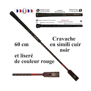 Peut inclure: Cravache d'équitation noire avec des coutures rouges, de 60 cm de long, en simili cuir. La cravache a une poignée noire avec des accents dorés et le texte "RLC NEW" sur la poignée. Le texte "Cravache en simili cuir noir" est imprimé sous la cravache.