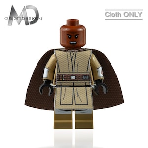 Peut inclure: Une figurine LEGO à la peau brune portant une robe beige avec une cape brune. La figurine a une expression sévère et tient un sabre laser.
