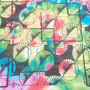 Könnte beinhalten: Ein Stoff im Batik-Stil mit einer lebendigen Mischung aus Farben wie Rosa, Blau, Grün und Gelb. Der Stoff ist mit sich wiederholenden schwarzen Kreis- und Quadratmustern versehen, die jeweils eine stilisierte Figur enthalten.