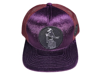 Gorra Snapback con visera curvada y logo de cuervo