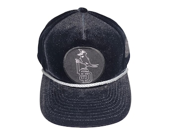 Gorra Snapback con visera curvada y logo de cuervo