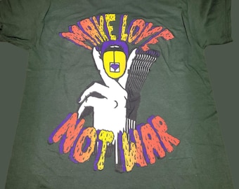 T-Shirt - Make Love Not War (on Forest Green)
