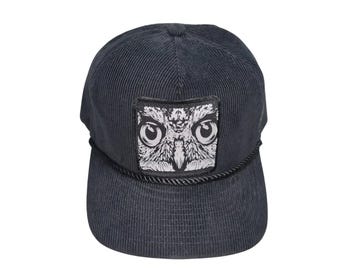 Gorra Snapback con visera curvada - Cara de búho