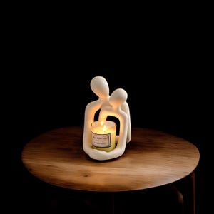 Heartwarming Loving Couple Resin Sculpture – A Timeless Modern Home Decor Accent for Bookshelves, Office Desks, and Stands**