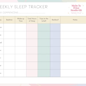 Puede incluir: Un rastreador de sueño semanal imprimible con una combinación de colores pastel. El rastreador incluye secciones para el día, la hora de acostarse, la hora de despertarse, el total de horas de sueño, los viajes al baño, inquieto y notas. El texto "WEEKLY SLEEP TRACKER" está en la parte superior.