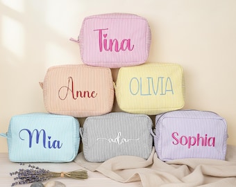 Benutzerdefinierte Name Seersucker Make-up Tasche personalisierte bestickte Kulturtasche Brautjungfer Geschenk für Frauen Reise Kosmetiktasche Urlaub Geschenk