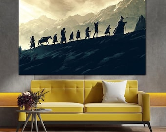 Op de afbeelding: Een zwart-wit silhouetbeeld van een groep mensen die over een bergpad lopen. De mensen dragen mantels en dragen zwaarden. De afbeelding is tegen de achtergrond van een bergketen en een bewolkte lucht.