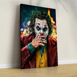 Könnte beinhalten: Ein digitales Gemälde des Jokers aus dem Film Joker. Er trägt eine rote Jacke, eine gelbe Weste und ein weißes Hemd. Er hat grünes Haar und ein weißes Gesicht mit rotem und schwarzem Make-up. Er hält eine Zigarette in seiner rechten Hand und schaut nach unten.