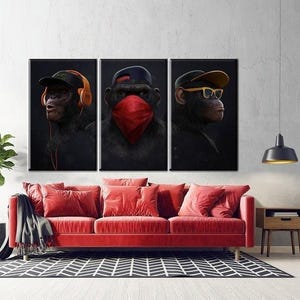 Peut inclure: Trois illustrations de singes en noir et blanc portant des chapeaux et des lunettes de soleil. Le singe à gauche porte un casque. Le singe au milieu porte un bandana rouge. Le singe à droite porte des lunettes de soleil. Les illustrations sont sur un fond sombre.