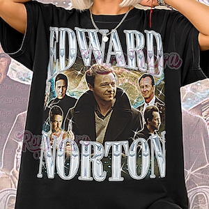 Puede incluir: Camiseta unisex negra con un gráfico de Edward Norton y el texto "EDWARD" encima de "NORTON". El diseño incluye múltiples imágenes del actor. Las palabras "Unisex Shirt" están impresas en la parte inferior en rosa.