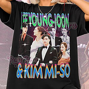 Puede incluir: Camiseta unisex negra con un gráfico de varias personas con ropa formal y el texto "LEE YOUNG JOON & KIM MI-SO" en una fuente retro. La camiseta también tiene las palabras "Unisex Shirt" en la parte inferior.