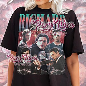 Puede incluir: Camiseta unisex negra con un diseño gráfico con el texto "RICHARD Rory Libra" e imágenes de varios hombres. La camiseta también tiene el texto "Only on Etsy" y "Unisex Shirt".