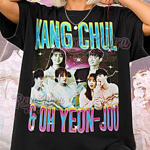 Może przedstawiać: Czarna koszulka unisex z kolorowym wzorem graficznym. Wzór zawiera tekst "KANG CHUL" i "& OH YEON-JOO", a także obrazy ludzi. Słowa "Unisex Shirt" znajdują się na dole.