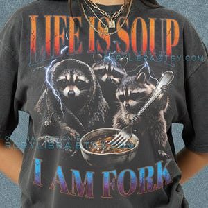 Puede incluir: Juego de tres tazas de cerámica con acabado mate moteado. Las tazas son de color crema, gris claro y gris oscuro. Cada taza tiene un diseño simple y minimalista y un asa redondeada.