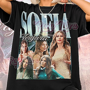 Puede incluir: Camiseta unisex negra con un gráfico de Sofía Vergara, el nombre "SOFIA" y varias imágenes de la actriz. Las palabras "Unisex Shirt" están impresas en la parte inferior de la camiseta.