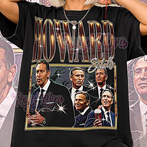 Pode incluir: Camiseta unissex preta com um gráfico dourado e branco do nome "HOWARD" acima de um retrato de um homem. A camisa também tem o texto "Schultz" e "Unisex Shirt" em uma fonte cursiva.