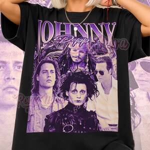 Könnte beinhalten: Schwarzes Unisex-T-Shirt mit einer lila Grafik von Johnny Depp in verschiedenen Rollen. Das Design enthält den Text "JOHNNY DEPP" in einer stilisierten Schriftart, mit den Worten "Unisex Shirt" unten.