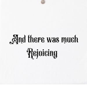 Può includere: Una tazza di ceramica bianca con manico nero e la scritta "But First, Coffee" in grassetto nero. La tazza è posta su uno sfondo sfocato, che suggerisce un'atmosfera accogliente.