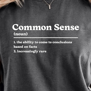 常識の定義Tシャツ｜面白い常識Tシャツ、皮肉なTシャツ、常識についての皮肉なTシャツ、コンフォートカラー、ユニセックス