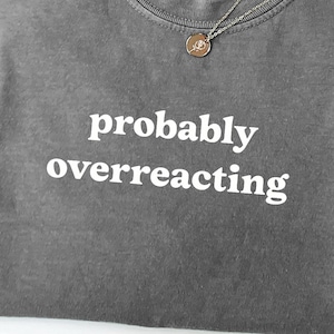 Maglietta probabilmente esagerata, maglietta divertente e sarcastica, maglietta con umorismo ansioso, maglietta con umorismo autoironico, maglietta per chi pensa troppo, colori comodi, unisex