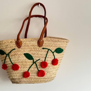 Kirschweidenkorb – Sommerliche bestickte Tasche – Handgefertigte Ledergriffe