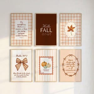 Op de afbeelding: Een set van zes ingelijste wandkunstprints met herfstthema's. De ontwerpen bevatten een gingham-achtergrond met tekst uit Prediker 3:1, een donkerbruin Hello Fall-bord, een bladillustratie, een strik, pompoenen en een gebed uit 1 Tessalonicenzen 5:16-18.