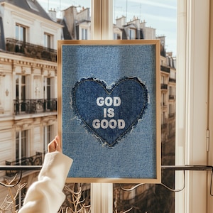Parche de mezclilla "Dios es bueno" para pared, póster cristiano estético y coqueto, decoración preppy para habitación imprimible, regalo cristiano para adolescente. Impresión digital.