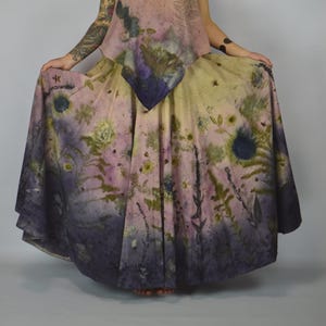 Handgefärbter, umweltfreundlicher Baumwollrock mit weitem Kreis • Blätterprint „Sonnenuntergangswiese“ • Einzigartiger Boho-Rock von DDP