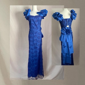 Robe de bal bleue des années 80 en dentelle vintage avec grand nœud dans le dos | épaules à volants | corsage ajusté | longue de style Régence | petit format des années 80